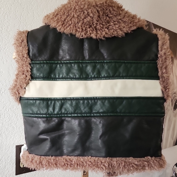 Cozy Shearling-Lined Vest - Green and Brown - Picture 5 of 6